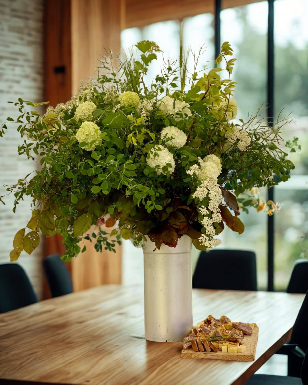 Bouquet dans une salle de réunion